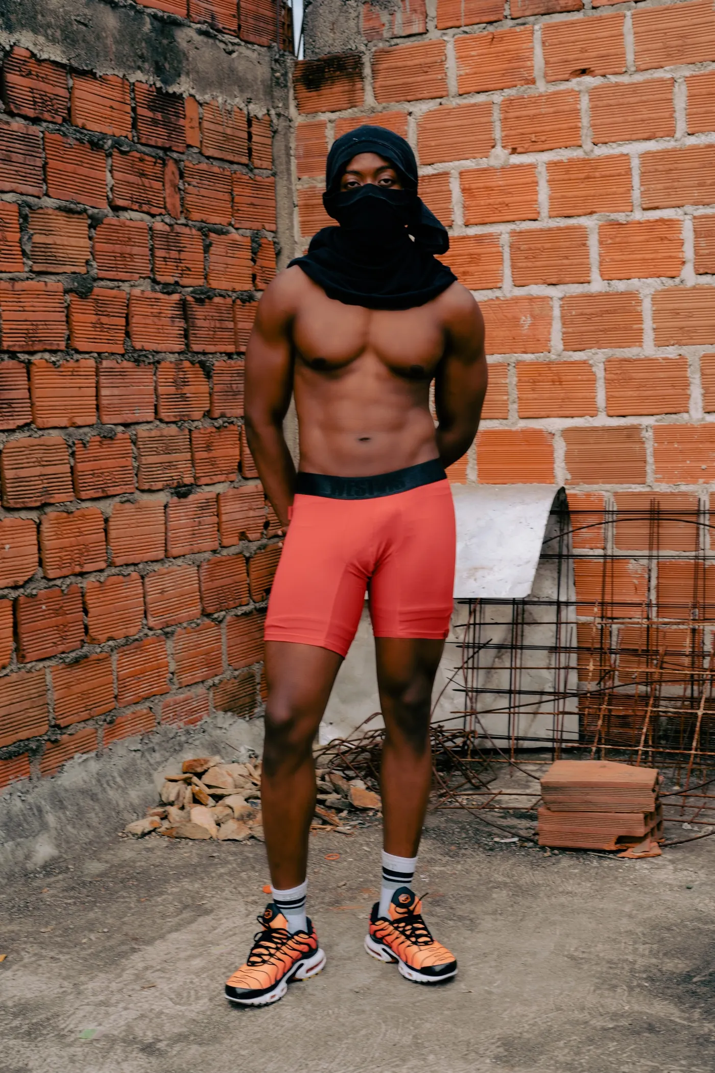 Modelo con WESTVIS Red frente a pared de ladrillo